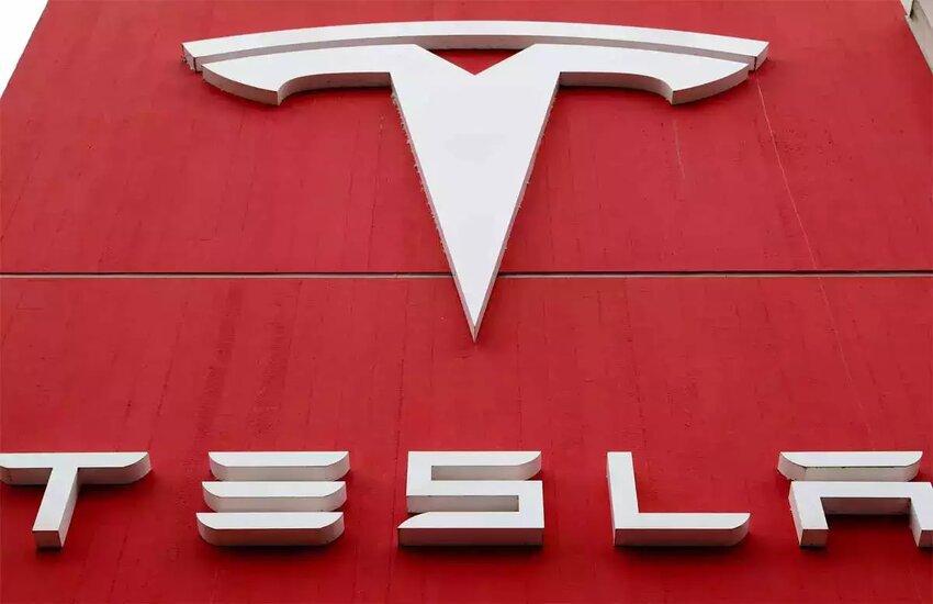 Tesla Falls as Musk’s Feud with Trump Escalates Over Tax Bill and EV Credits