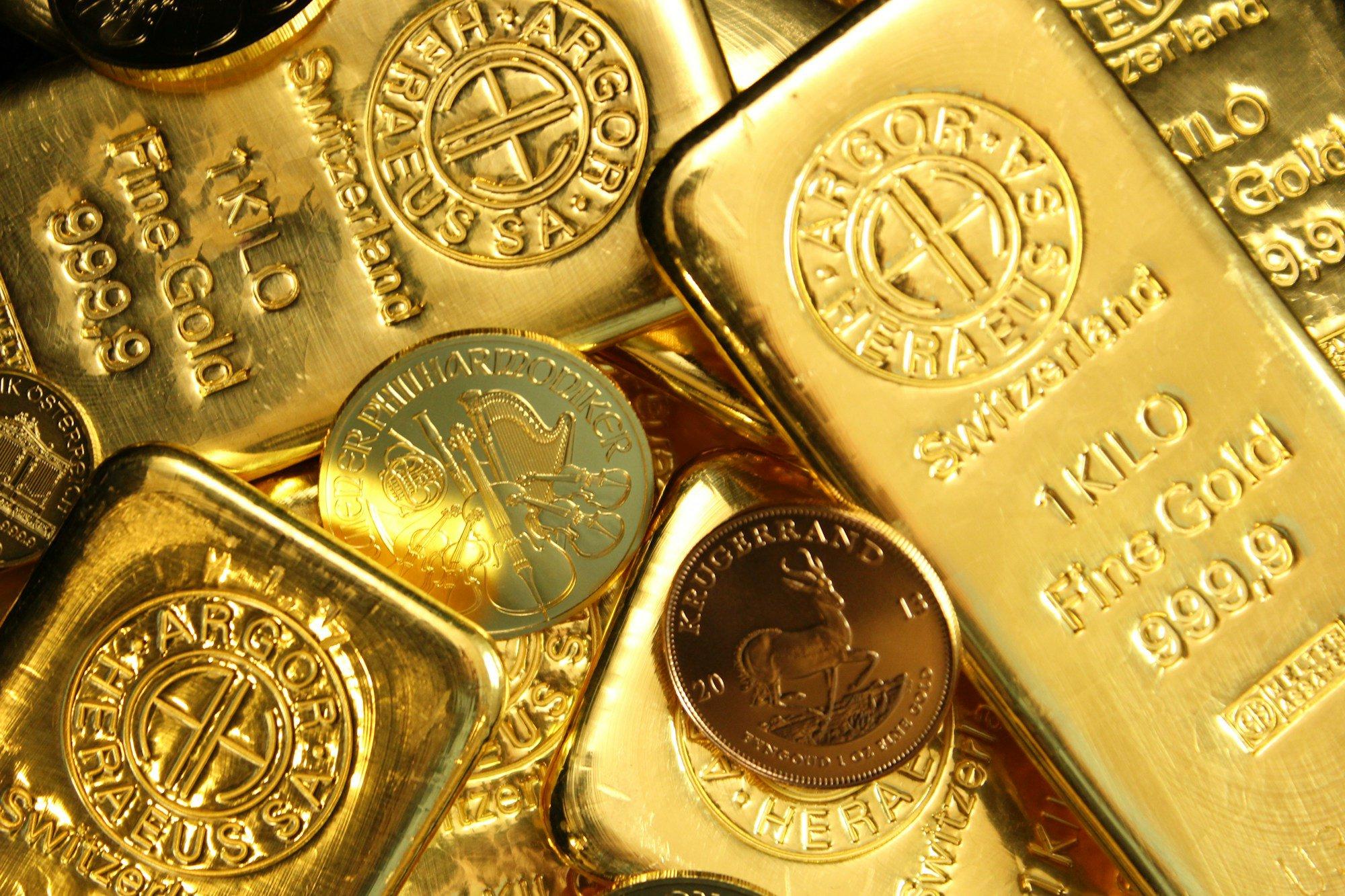 Gold Near Record Highs as Rate Cuts, Dollar Weakness Fuel a New Bull Cycle